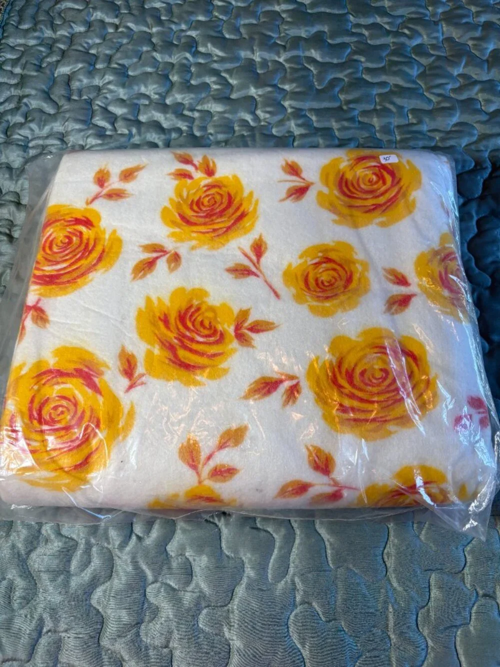 Vintage Beacon Slumber Rose Blanket. Yellow. 72 x 90 inches New